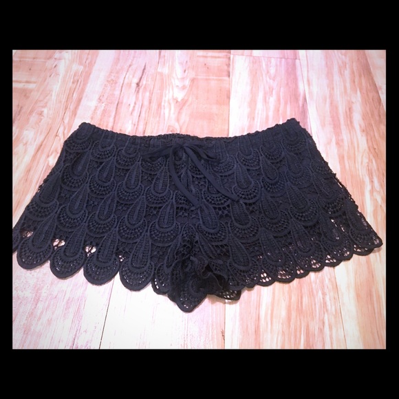 H&M Pants - ✨3 for $15✨ Scalloped lace H&M shorts